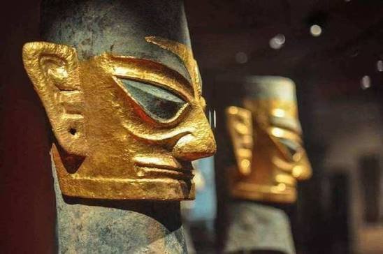 Gold mask and gold objects from the Sanxingdui ruins