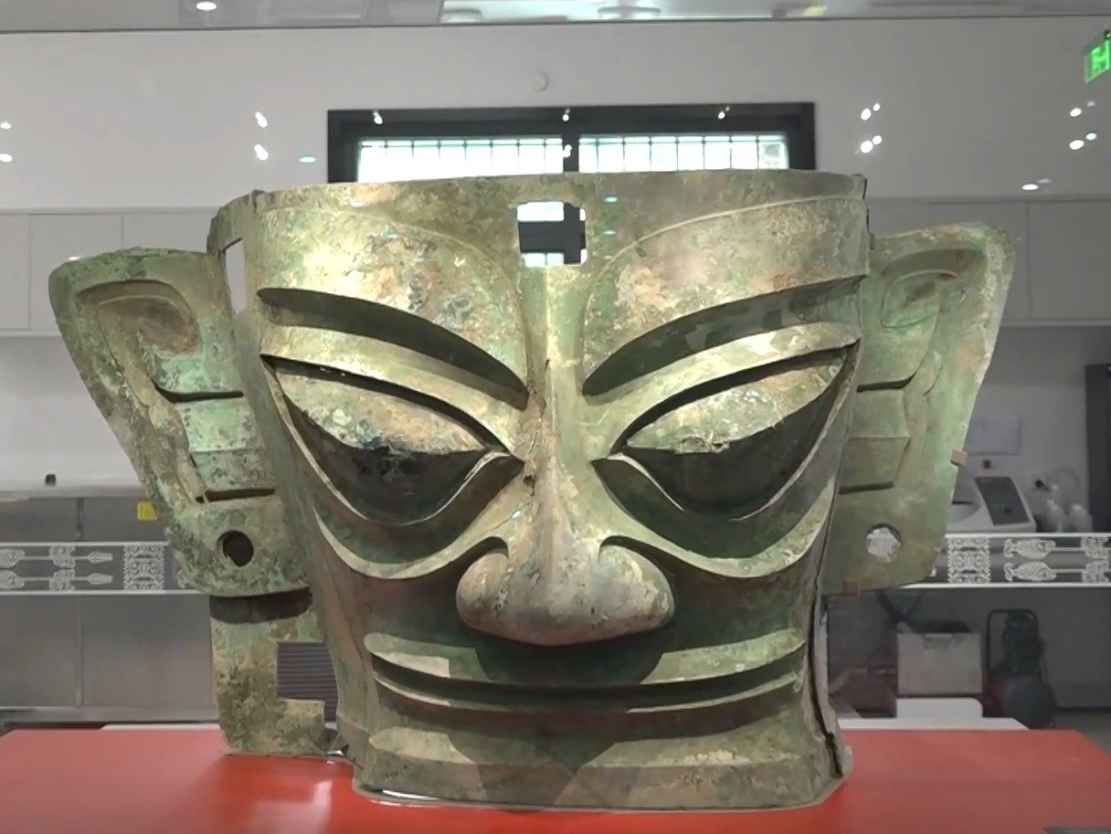 Large bronze mask displayed at Sanxingdui Museum